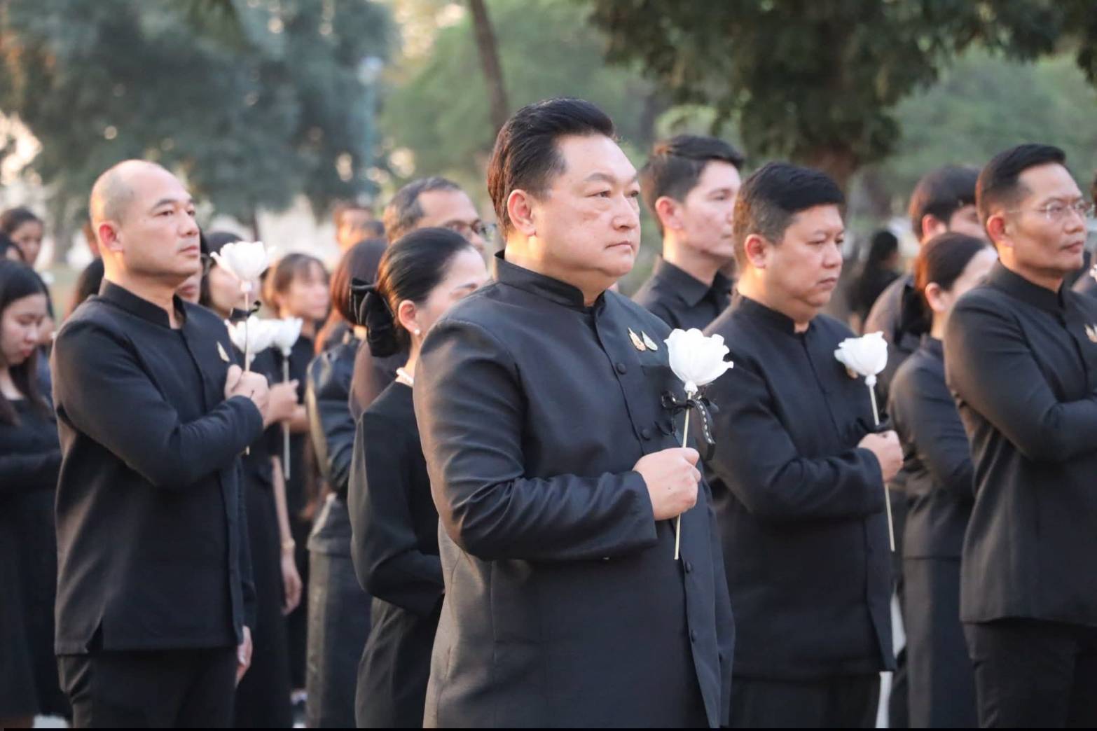 title - ผู้อำนวยการศูนย์ส่งเสริมและพัฒนาอาชีพเสริมนอกภาคการเกษตร ร่วมกิจกรรมแสดงความอาลัยและแสดงความจงรักภักดีสมเด็จพระนางเจ้าสิริกิต์ พระบรมราชินีนาถ พระบรมราชชนนีพันปีหลวง โครงการหนึ่งความดี ล้านความรัก ภูมิใจพรรคพระพันปีหลวง ณ ศาลาพระมิ่งขวัญ ศูนย์ส่งเสริมและพัฒนาอาชีพเสริมนอกภาคการเกษตร (ศูนย์ศิลปาชีพบางไทรฯ (เดิม))